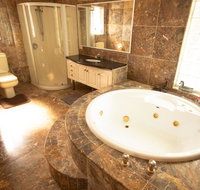 Luxuary self-contained living with Spa. - Tweed Heads Accommodation