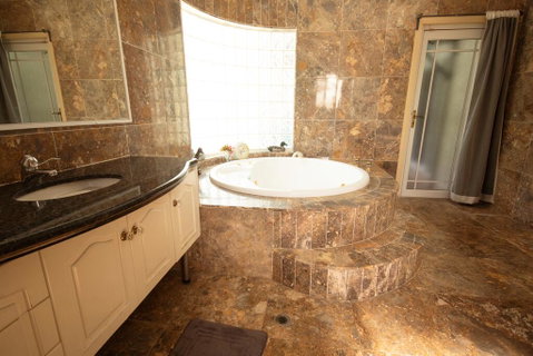 Luxuary Self-contained Living With Spa. - Tweed Heads Accommodation 3