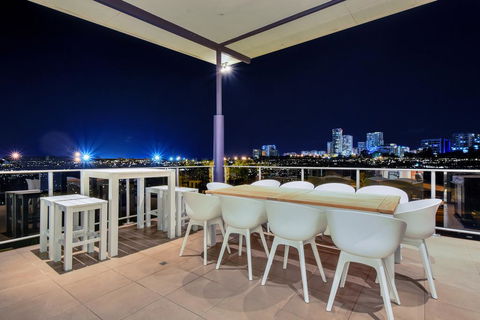 Luxury Darwin City Lights Jacuzzi Central Location Large House New Furnishings - Tweed Heads Accommodation 0