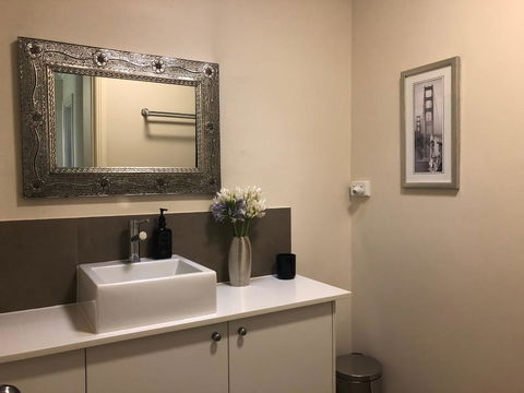 Luxury Room 15mins From Wagga's CBD - Tweed Heads Accommodation 1