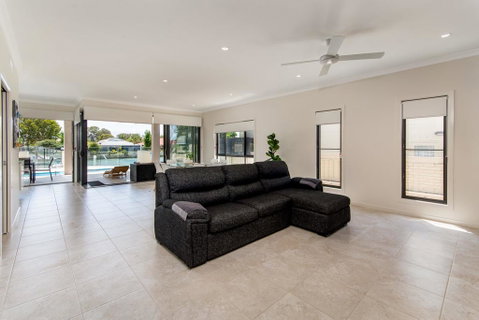 Luxury Waterfront Family Entertainer On Dolphin - Tweed Heads Accommodation 3