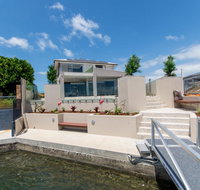 Luxury Waterfront Family Entertainer on Dolphin - Tweed Heads Accommodation