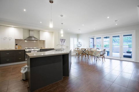 Magnificent Lux Stay@Mont Albert 4BR/WIFI/Garage - Tweed Heads Accommodation 3
