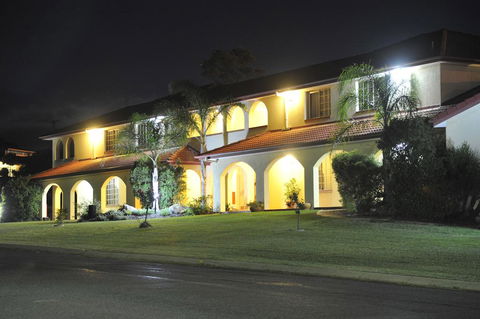 McNevins Warwick Motel - Tweed Heads Accommodation 3