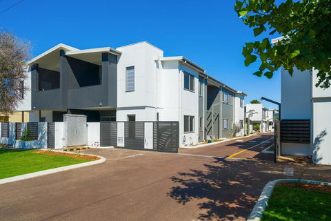 MERRIFIELD Foothill Suites - RELAXING LIFETYLE CHOICE - Tweed Heads Accommodation 0