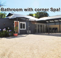 MODERN  LUXURIOUS WITH SPA BATH - Tweed Heads Accommodation