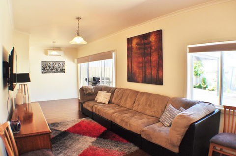 MODERN & LUXURIOUS WITH SPA BATH! - Tweed Heads Accommodation 2