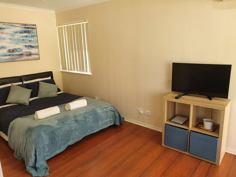 Modern Cosy Studio Close To QEH + Adelaide CBD + Airport + Beaches - Tweed Heads Accommodation 0