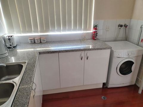 Modern Cosy Studio Close To QEH + Adelaide CBD + Airport + Beaches - Tweed Heads Accommodation 3