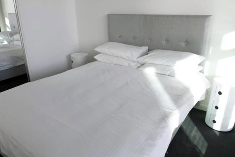 Modern Light-Filled 1 Bed In South Melbourne - Tweed Heads Accommodation 3