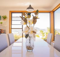 Moonah House-10 mins to CBD  MONA 4BR 2 BATH great view park 3 cars sleep 11 king bed en-suite - Tweed Heads Accommodation