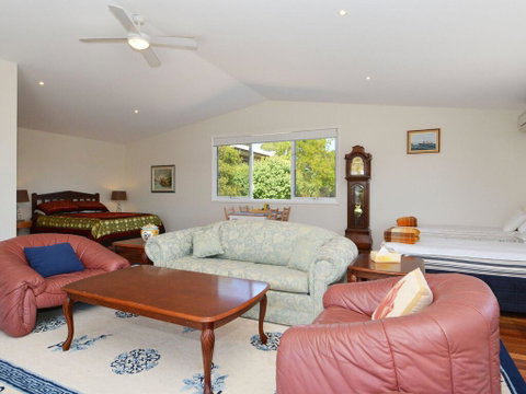 Morisset Waterfront 1bdr Studio Looking Over Trinity Marina - Tweed Heads Accommodation 0
