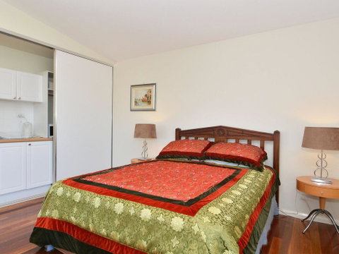 Morisset Waterfront 1bdr Studio Looking Over Trinity Marina - Tweed Heads Accommodation 3