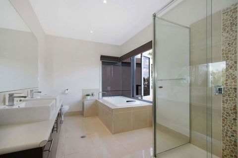 Mulwala Lakeside Townhouse #2 - Tweed Heads Accommodation 2
