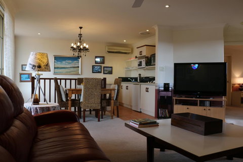 Crossland House - Tweed Heads Accommodation 14