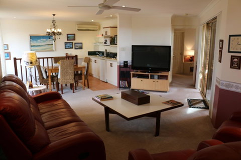 Crossland House - Tweed Heads Accommodation 19