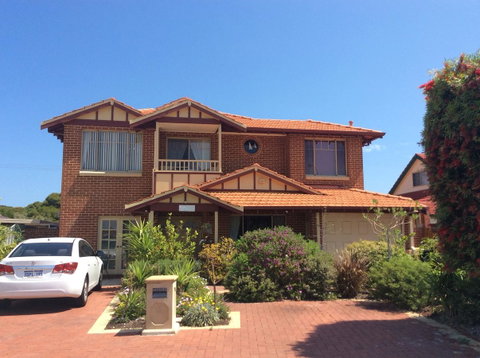 Crossland House - Tweed Heads Accommodation 0