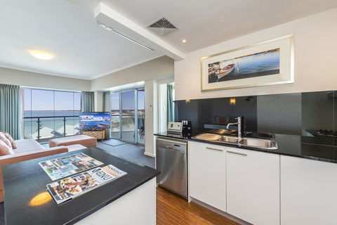 A 406 FANTASTIC OCEAN BEACH And MARINA VIEW APT - MANDURAH - Tweed Heads Accommodation 18