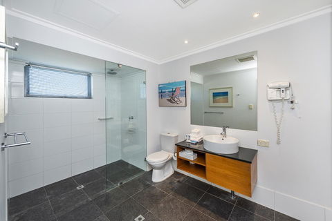A 406 FANTASTIC OCEAN BEACH And MARINA VIEW APT - MANDURAH - Tweed Heads Accommodation 16