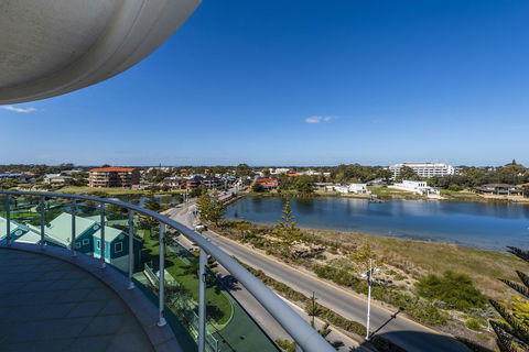 A 406 FANTASTIC OCEAN BEACH And MARINA VIEW APT - MANDURAH - Tweed Heads Accommodation 11