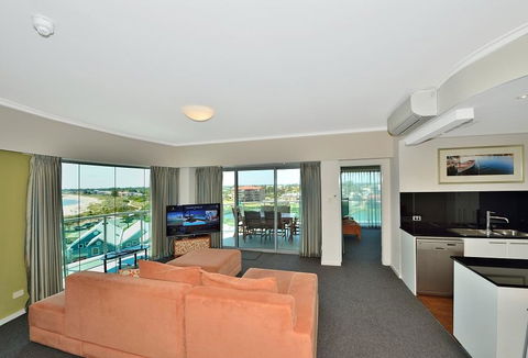 A 406 FANTASTIC OCEAN BEACH And MARINA VIEW APT - MANDURAH - Tweed Heads Accommodation 10