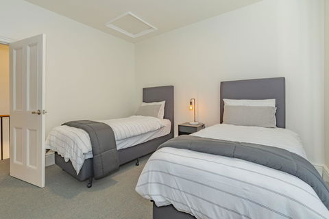 4 Bedroom House - Hobart CBD - Free Parking - Free WIFI - Tweed Heads Accommodation 13