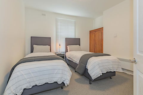 4 Bedroom House - Hobart CBD - Free Parking - Free WIFI - Tweed Heads Accommodation 3