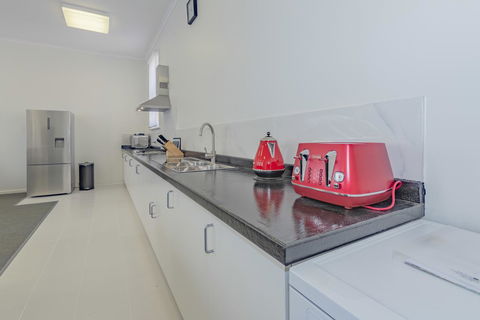 4 Bedroom House - Hobart CBD - Free Parking - Free WIFI - Tweed Heads Accommodation 2