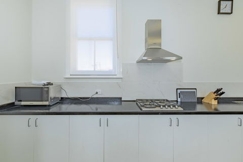 4 Bedroom House - Hobart CBD - Free Parking - Free WIFI - Tweed Heads Accommodation 8