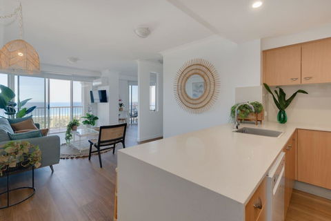 NEW Beautiful 1 Bedroom Beach Views Broadbeach - Tweed Heads Accommodation 2