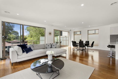 NEW Inner Melb Luxury Modern Grand Holiday House - Great Location, Wifi, Parking - Tweed Heads Accommodation 1