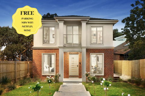 NEW Inner Melb Luxury Modern Grand Holiday House - Great Location, Wifi, Parking - Tweed Heads Accommodation 0