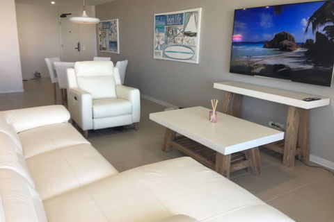 NEW UPMARKET COMFORTABLE 2 Bed, 2 Bath, OCEAN VIEWS, 250m To BUDDINA BEACH! - Tweed Heads Accommodation 3