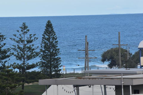 NEW UPMARKET COMFORTABLE 2 Bed, 2 Bath, OCEAN VIEWS, 250m To BUDDINA BEACH! - Tweed Heads Accommodation 2