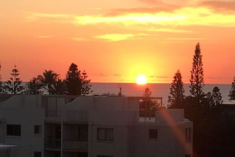 NEW UPMARKET COMFORTABLE 2 Bed, 2 Bath, OCEAN VIEWS, 250m To BUDDINA BEACH! - Tweed Heads Accommodation 1