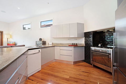 Newcastle Executive Homes - Cooks Hill Cottage - Tweed Heads Accommodation 3