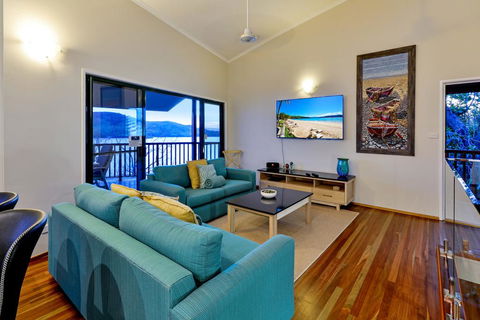 NEWLY BEAUTFULLY RENOVATED 16 The Casuarina - 3 Bedroom House With 180 Degree Ocean Views - Tweed Heads Accommodation 3