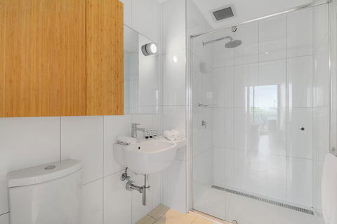 One-Bed Apartment With Balcony And Luna Park Views - Tweed Heads Accommodation 3