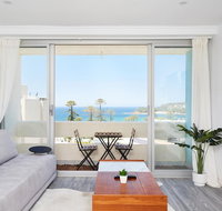 Panoramic Ocean Views in Stylish Manly Apartment - Tweed Heads Accommodation