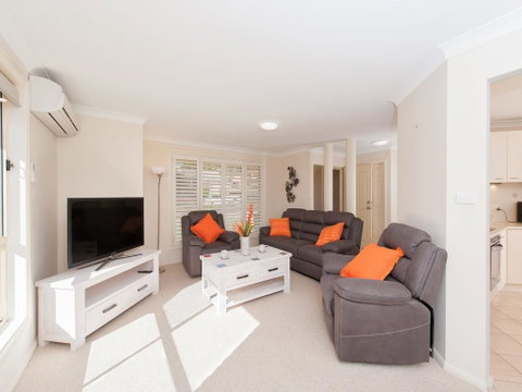 Pawprints, 123 Bagnalls Beach Road - Tweed Heads Accommodation 1