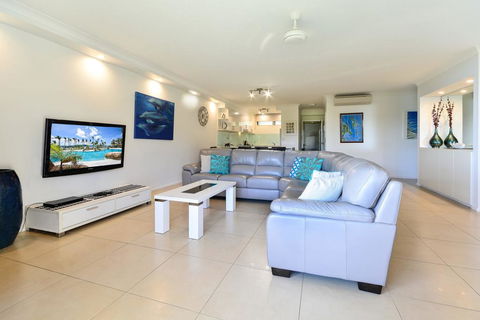 POINCIANA 101 HAMILTON ISLAND CENTRALLY LOCATED 3 BEDROOM, Plus BUGGY!! - Tweed Heads Accommodation 3
