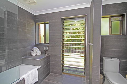 Red Door Beach House - Marcoola Beach - PET FRIENDLY, FOXTEL, WIFI, 500 BOND, Linen Supplied - Tweed Heads Accommodation 3