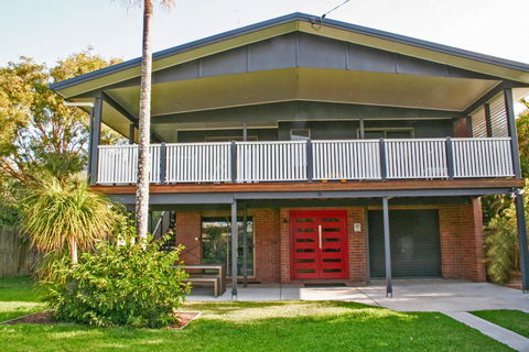 Red Door Beach House - Marcoola Beach - PET FRIENDLY, FOXTEL, WIFI, 500 BOND, Linen Supplied - Tweed Heads Accommodation 0
