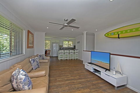 Red Door Beach House - Marcoola Beach - PET FRIENDLY, FOXTEL, WIFI, 500 BOND, Linen Supplied - Tweed Heads Accommodation 2