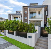 Relax in a Spacious  Modern Townhouse in Asquith - Tweed Heads Accommodation