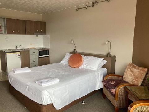 RENTAL: All $ Inclusive, Tidy Renovated Studio Apartment On The Strand, Pool,  - Tweed Heads Accommodation 3