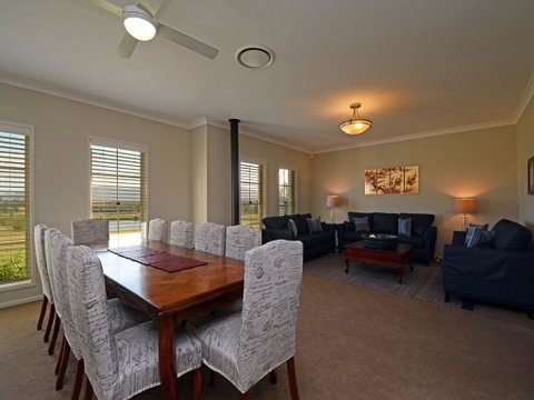 Silver Springs Estate 4br House + 6br House With Wifi, Pool. Fireplace, Views, Olives And Space - Tweed Heads Accommodation 3