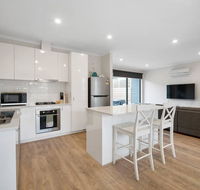 Sleek Modern Capel Sound - Tweed Heads Accommodation