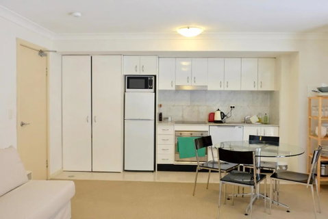 Spacious Studio By The Beach In Manly - Tweed Heads Accommodation 3