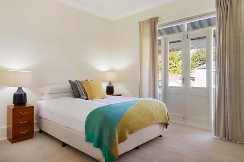Spacious Victorian With Harbour View Terrace - Tweed Heads Accommodation 1